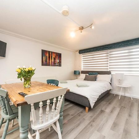10 Boutique Studio Apartment Near Tube - Quiet Location Little Missenden Luaran gambar